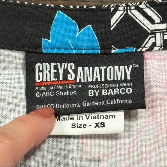 Grey’s Anatomy Geo Blossom Scrub Top Size XS Women - Picture 4 of 9